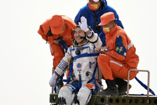 有人宇宙船「神舟１３号」無事着陸　飛行士の健康状態は良好