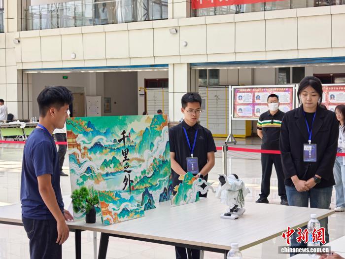 「中国風ダンス」を披露するロボット（撮影・郭鑫）。