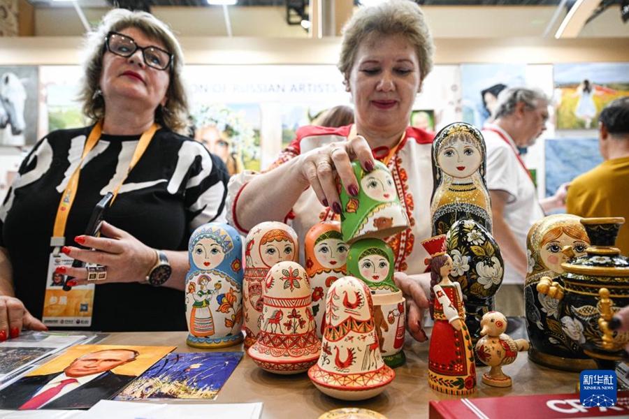 第6回中国国際消費品博覧会で、ロシアの工芸品を展示する出展者（4月16日撮影・蒲暁旭）。