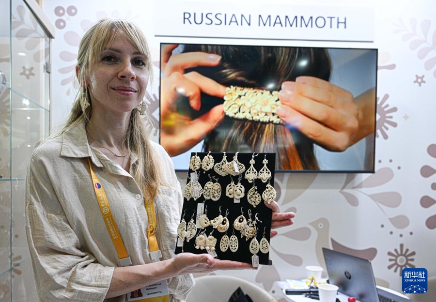 第6回中国国際消費品博覧会で、ロシアの工芸品を展示する出展者（4月16日撮影・蒲暁旭）。