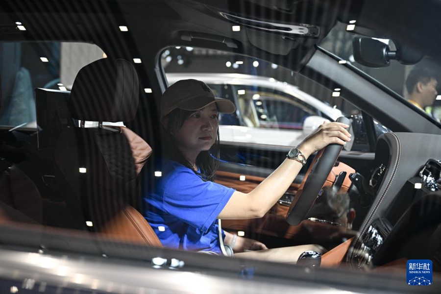 第6回中国国際消費品博覧会で、英国の高級車ベントレーを体験する来場者（4月16日撮影・蒲暁旭）。