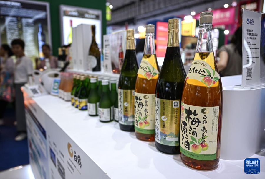 第6回中国国際消費品博覧会に展示された日本の酒類（4月16日撮影・蒲暁旭）。