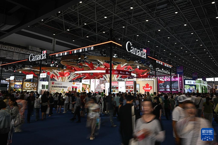 第6回中国国際消費品博覧会で賑う「グローバル特色消費展示エリア」のカナダ・パビリオン。カナダは今回のホスト国（4月16日撮影・蒲暁旭）。