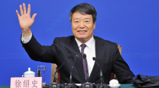 徐绍史落座后向记者挥手致意。（《北京周报》记者 魏尧摄）.jpg
