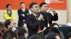 合同取材で質問する記者