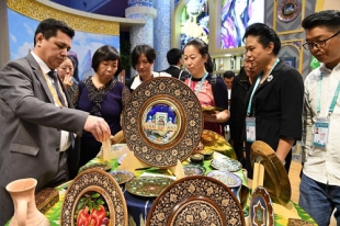 国際輸入博覧会の国家展に潜入