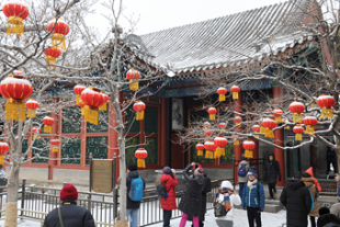 雪景色の頤和園を楽しむ
