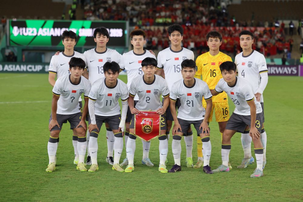 20日の準決勝開始前に記念写真を撮影する中国のスターティングメンバー（撮影・王海洲）。