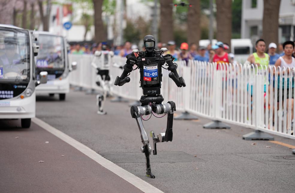 4月19日、競技に参加する北Y賽チームの自律型人型ロボット選手・宇樹H1（前）。撮影・雒圓