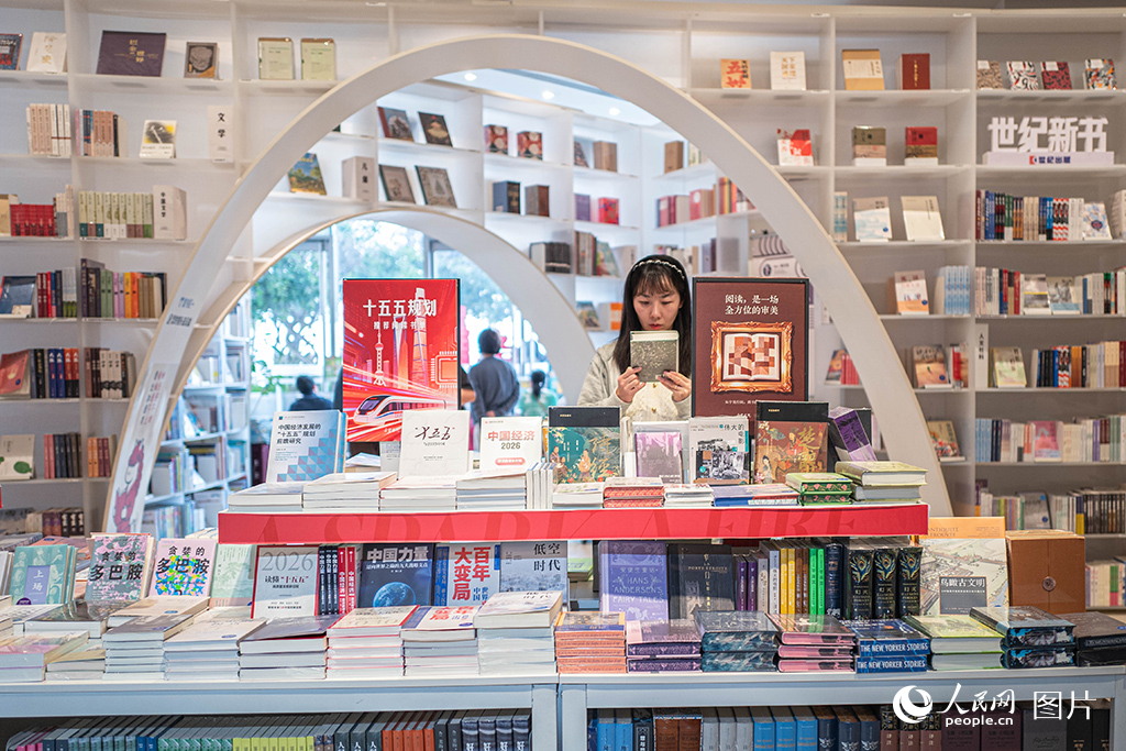 上海中心大厦52階にある書店「朵雲書院」旗艦店で本を探す女性（4月20日撮影・王初）。