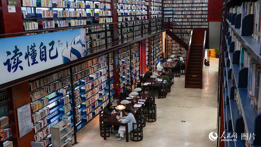 浙江省杭州市拱墅区の図書館で読書を楽しむ人々（4月14日撮影・郭揚）。