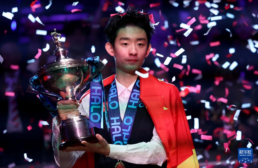 表彰式で優勝カップを手に持つ呉宜沢選手（5月4日撮影・李穎）。