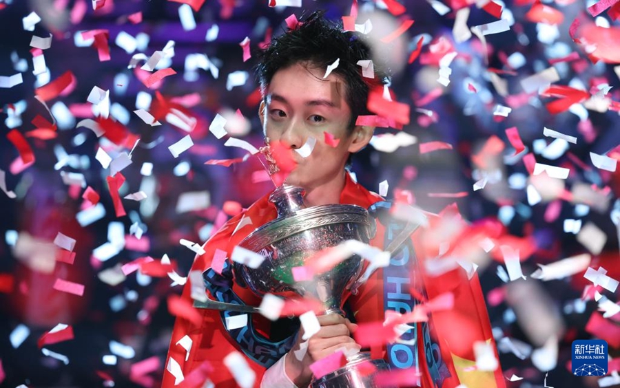 表彰式で優勝カップに口づけをする呉宜沢選手（5月4日撮影・李穎）。
