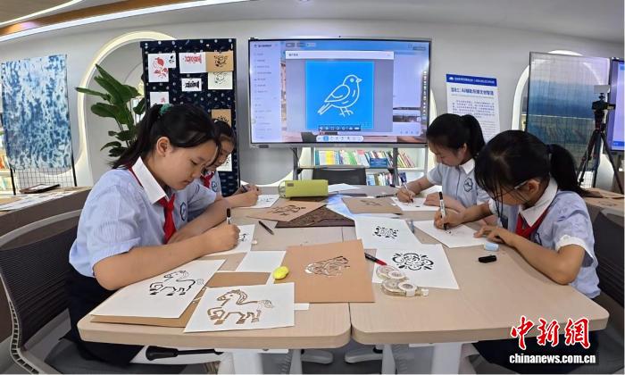 5月11日、杭州市春暉小学校の児童が藍染模様をデザインする様子。撮影・林波