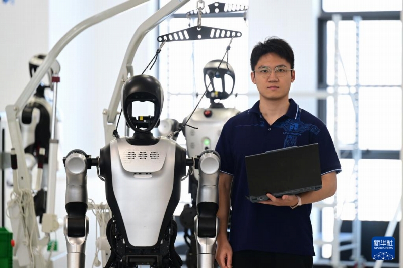 新職業の人型ロボットトレーナーに従事する張鴻偉さん（2025年10月24日撮影・周牧）。