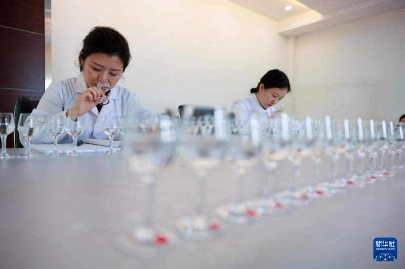 新職業の酒類配合設計師に従事する王応招さん（写真左、2024年4月23日、撮影・劉続）。