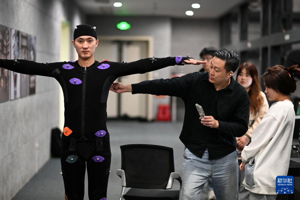 モーションキャプチャスタジオで同僚とアクターにモーションについて説明する崔盛輯さん（写真中央、2024年4月23日撮影）。