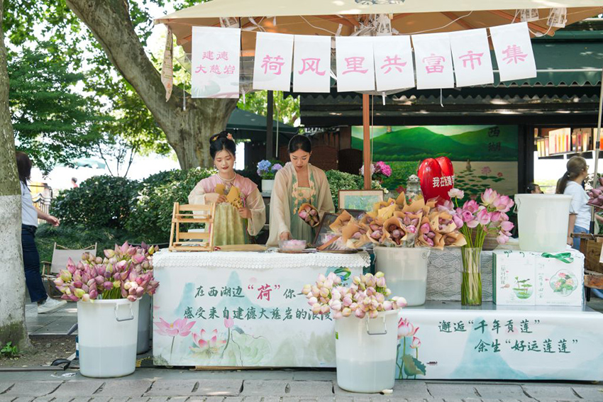 西湖の歩行者天国「湖浜歩行街」のハスの花マーケット。