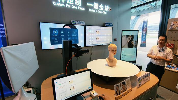 「AI・EC星璨」プラットフォームをデモンストレーションする様子（資料写真）