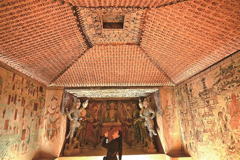 甘粛省敦煌市博物館で文化財展示を見学する来館者。